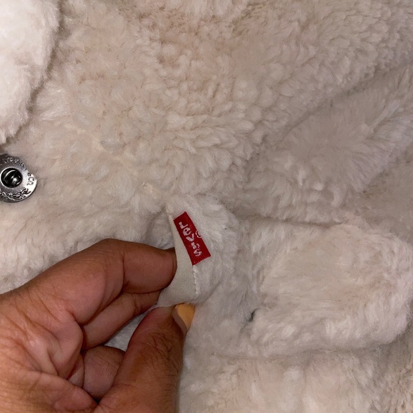 LEVI’S Women’s Faux Fur Cream Trucker Jacket - Picture 7 of 16